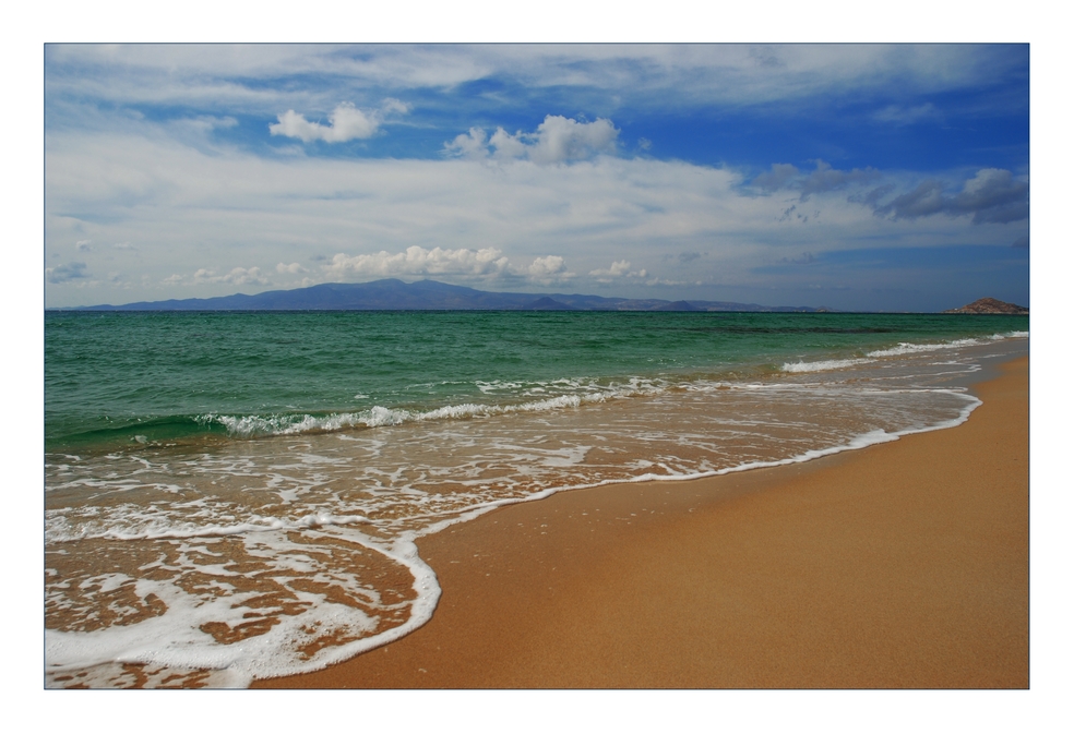 Blauer Himmel, grünes Meer und gelber Sand ...