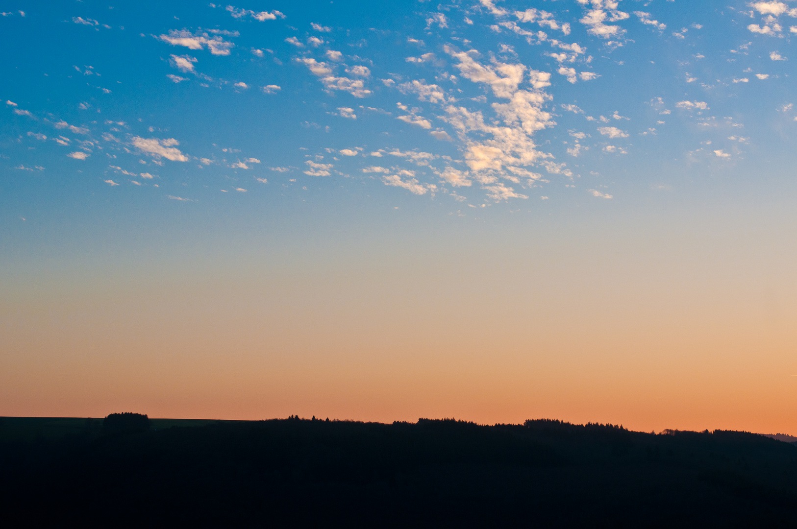 blauer Himmel im Januar