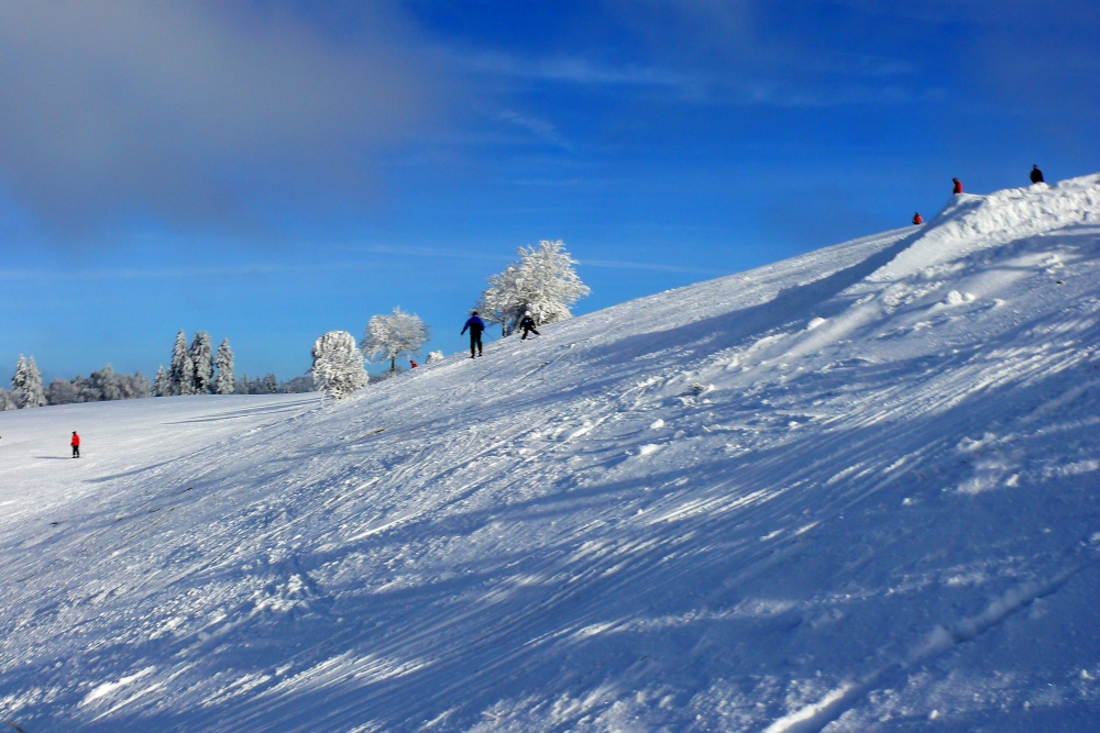 blauer Himmel im Skigebiet (Sauerland)