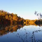 Blauer Himmel korrespondiert gut mit Herbstfarben