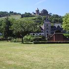 Blauer Himmel mit Burg in einem Weinberg