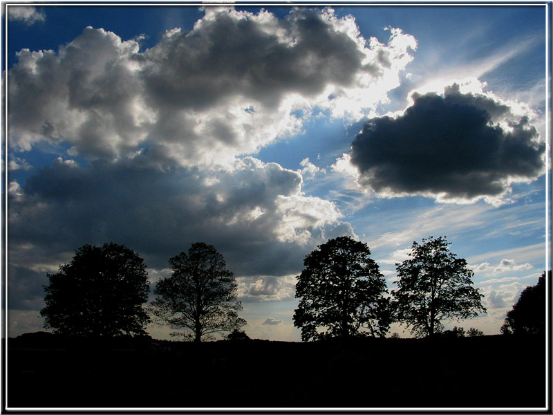 Blauer Himmel ohne Wolken ist wie Cappucino ohne Sahnehäubchen