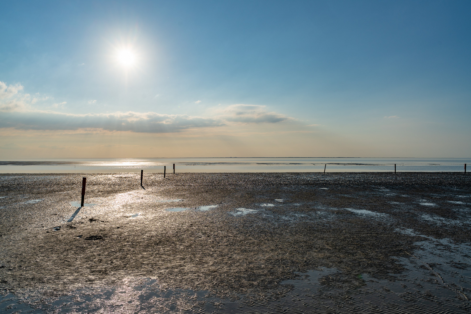 Blauer Himmel, Sonne am Nachmittag, weites Watt