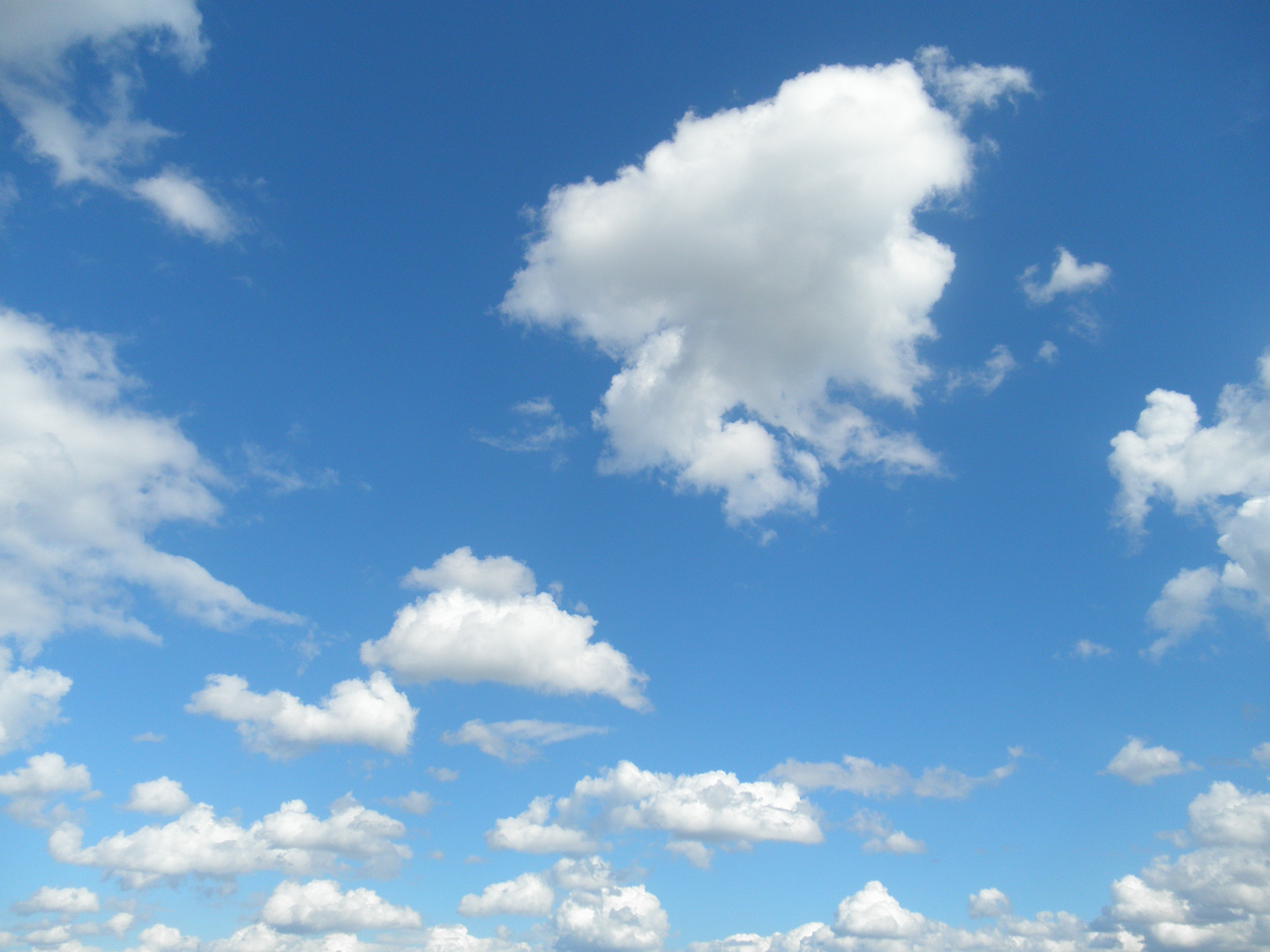 Straße Und Blauer Himmel, Rückansicht Im Autospiegel Lizenzfreie Fotos,  Bilder und Stock Fotografie. Image 42147665.