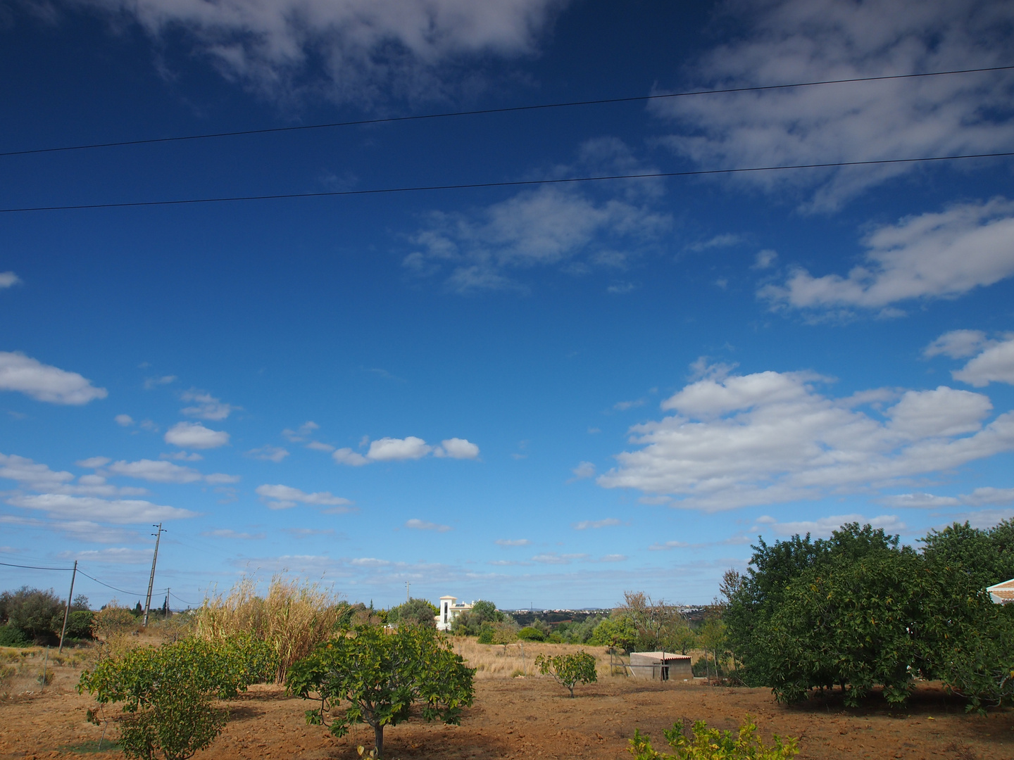 Blauer Himmel über Algarvenlandschaft