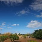 Blauer Himmel über Algarvenlandschaft