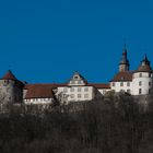 blauer Himmel über blaublütigen Bewohnern