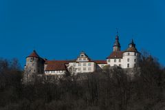 blauer Himmel über blaublütigen Bewohnern