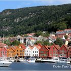 Blauer Himmel über Bryggen