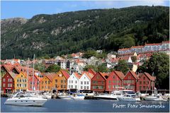 Blauer Himmel über Bryggen