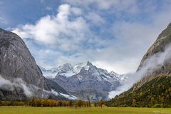 Blauer Himmel über dem Ahornboden