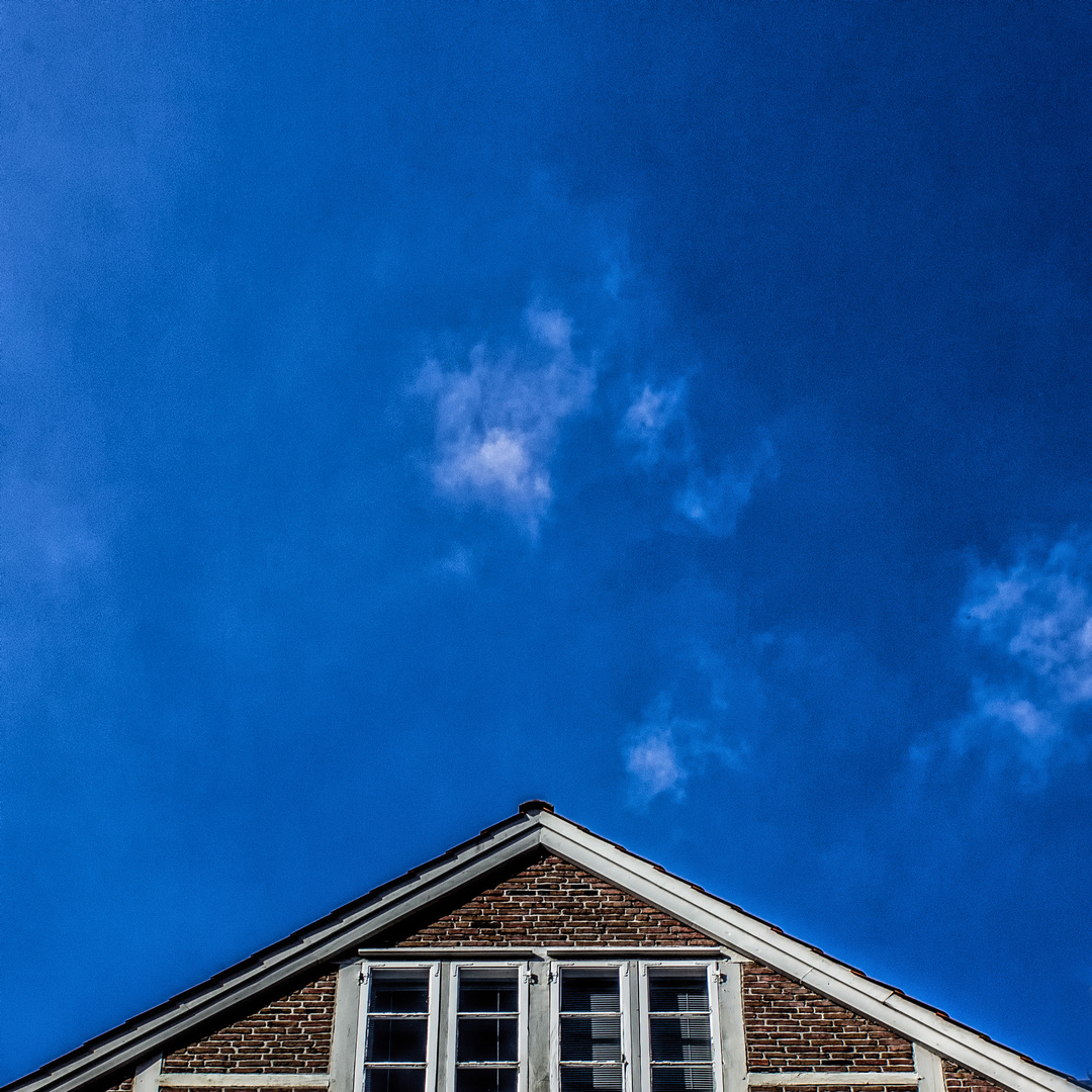 Blauer Himmel über dem Giebel ...