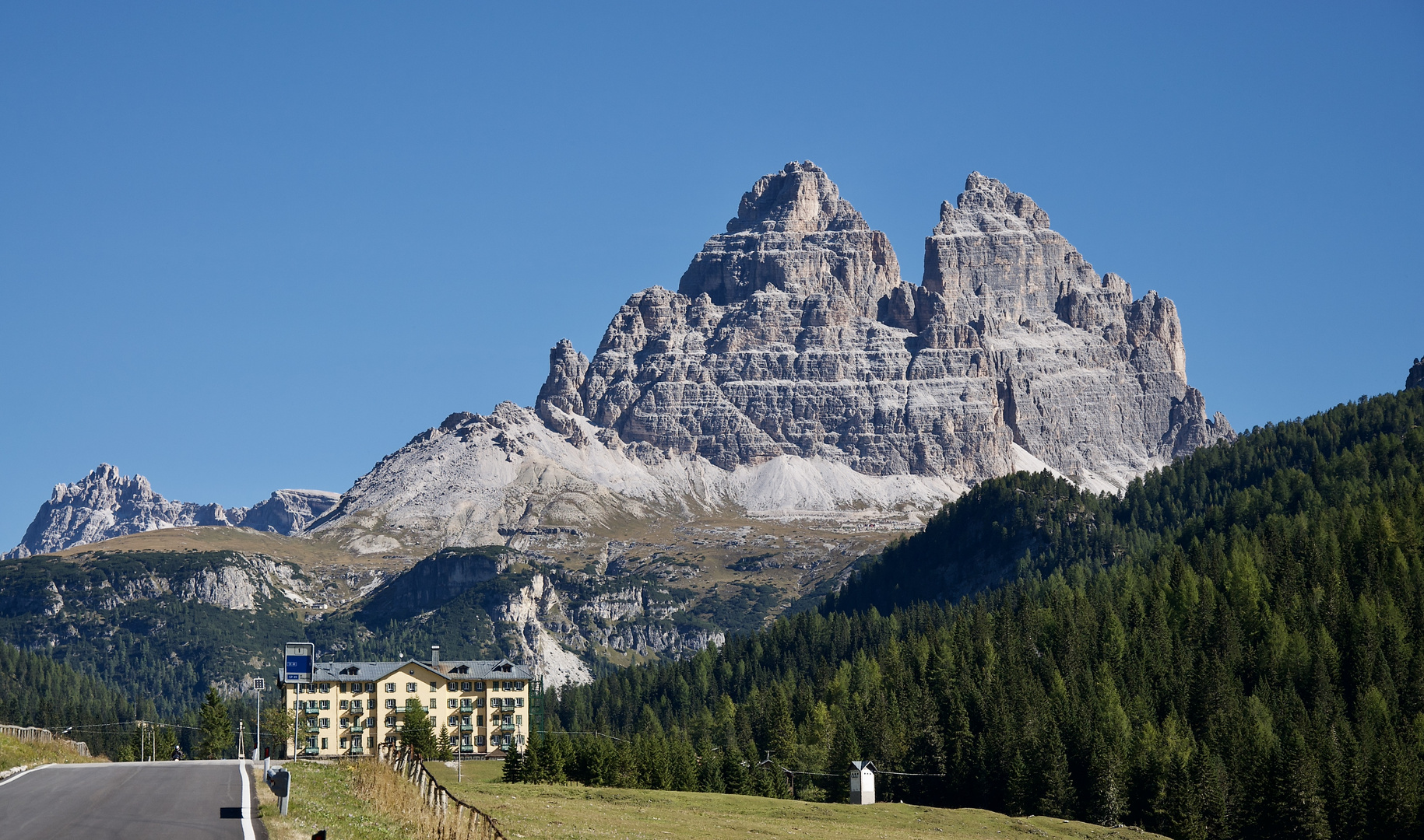 Blauer Himmel über den Dolomiten