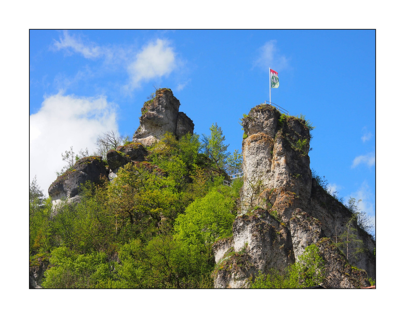 Blauer Himmel über den Felsen