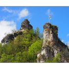 Blauer Himmel über den Felsen