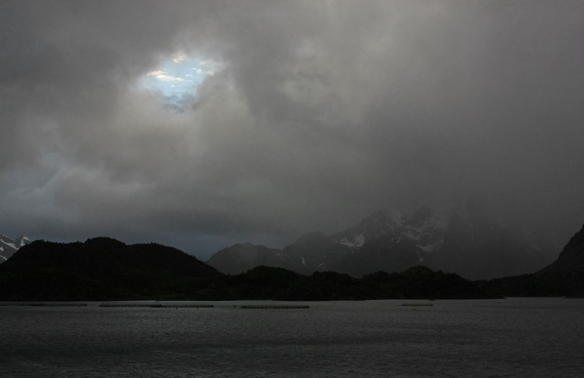 Blauer Himmel über den Lofoten