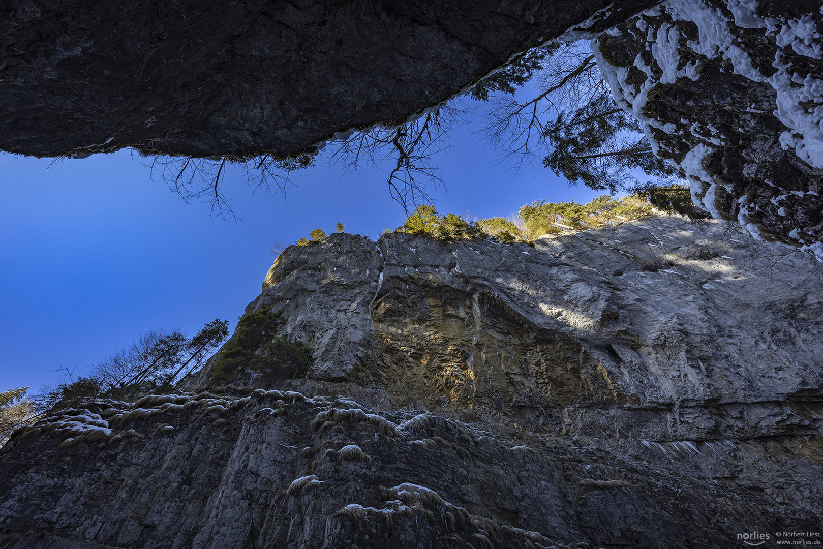 Blauer Himmel über der Breitachklamm