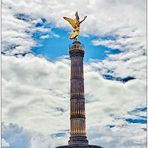 Blauer Himmel über der Siegessäule in Berlin