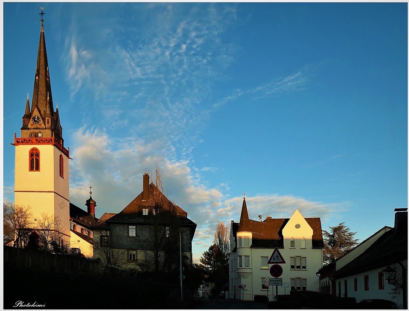 Blauer Himmel über Erbach /Rhein