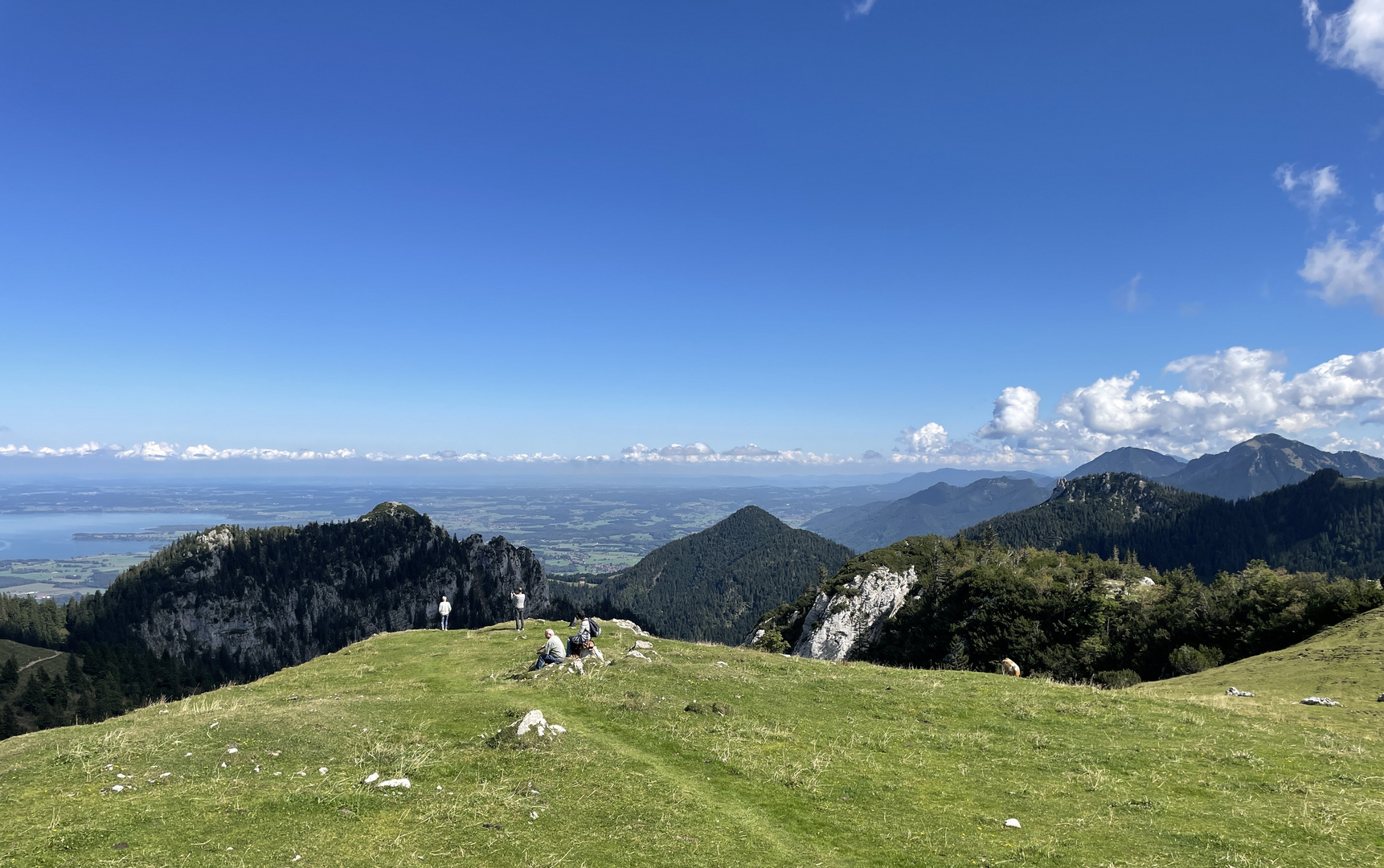 Blauer Himmel über grünen Almen