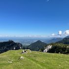 Blauer Himmel über grünen Almen