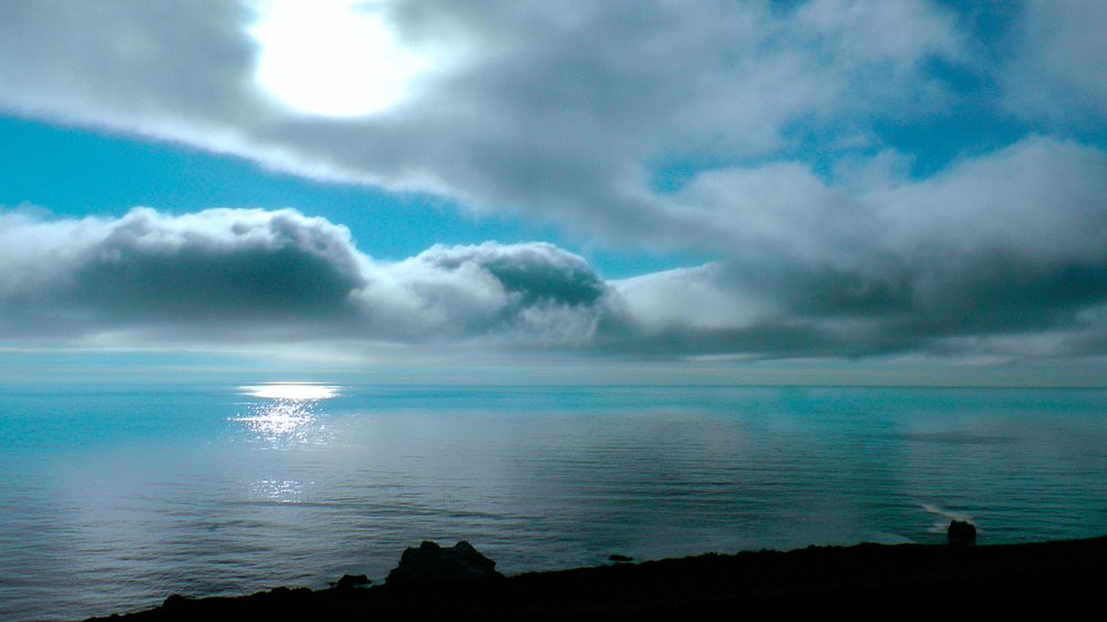 Blauer Himmel über Pazifikküste