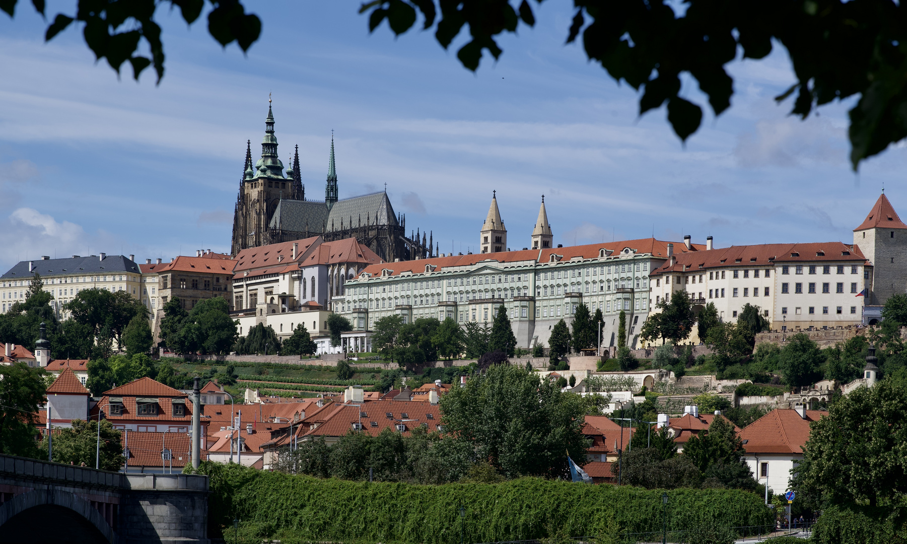 Blauer Himmel über Prag und dem Hradschin