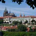 Blauer Himmel über Prag und dem Hradschin