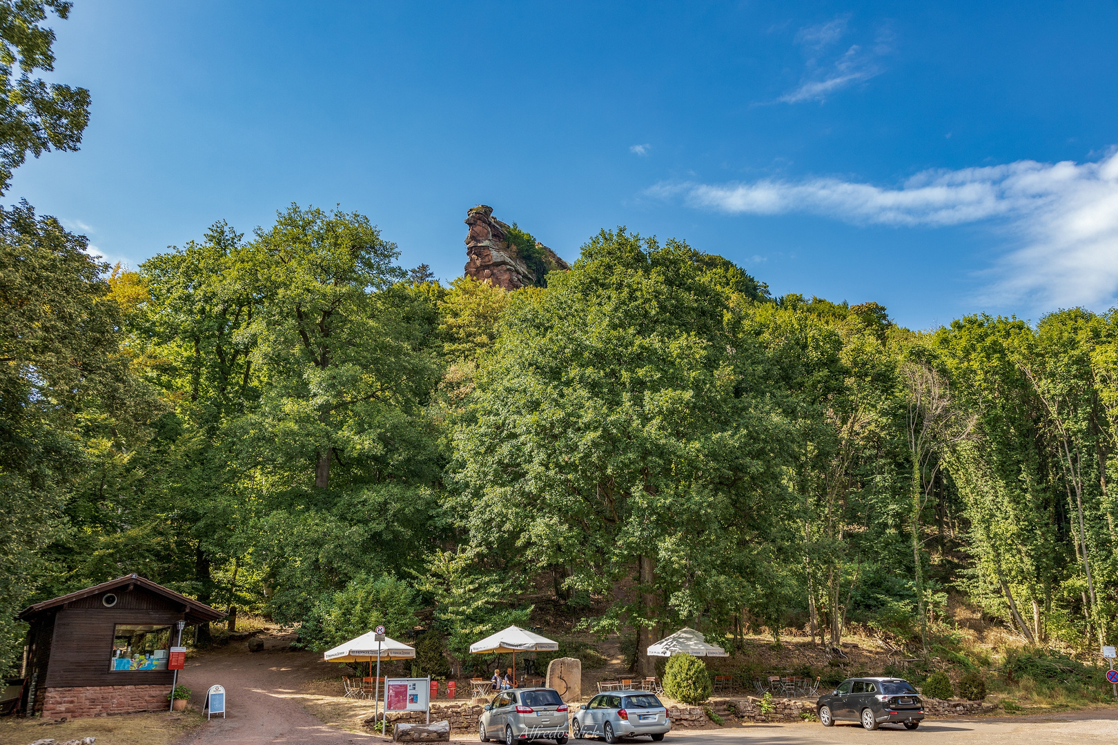 Blauer Himmel über Trifels