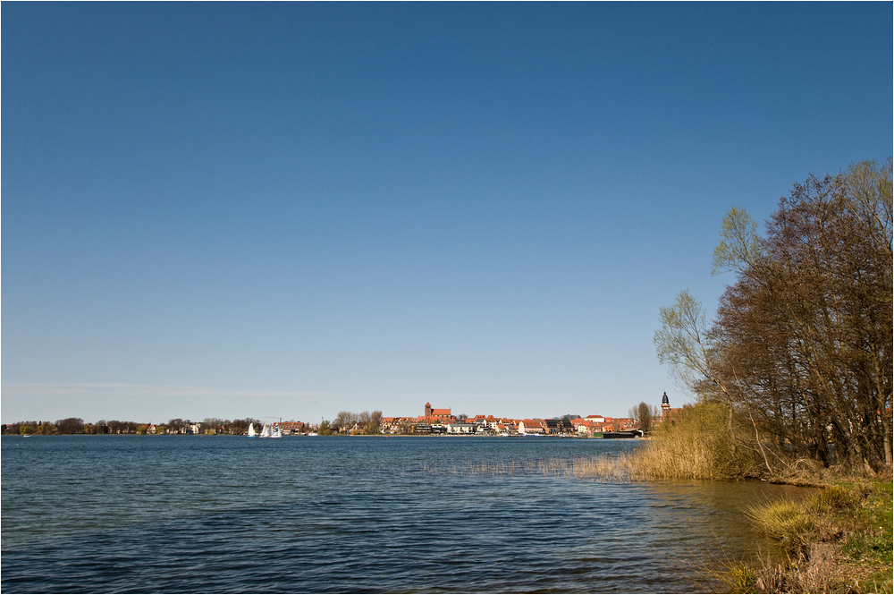 Blauer Himmel über Waren