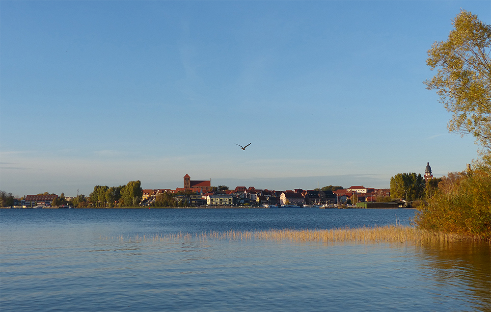 Blauer Himmel über Waren