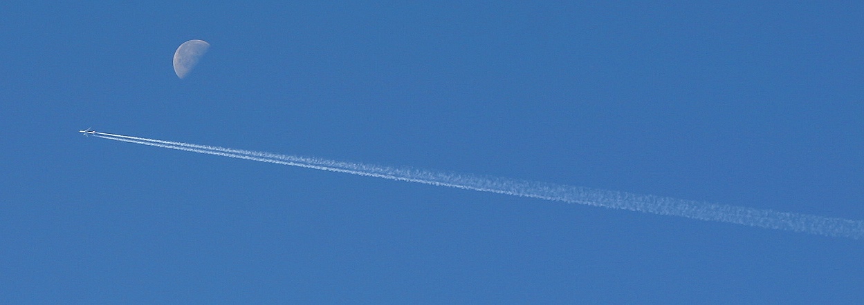 blauer Himmel um 9 Uhr über Sachsen