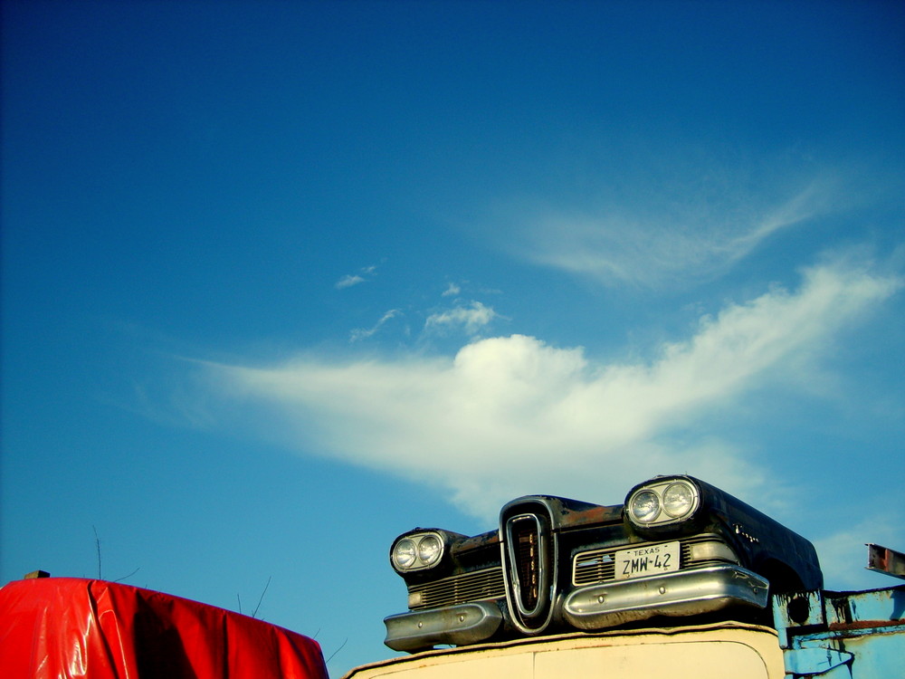 Blauer Himmel und alter Schrott