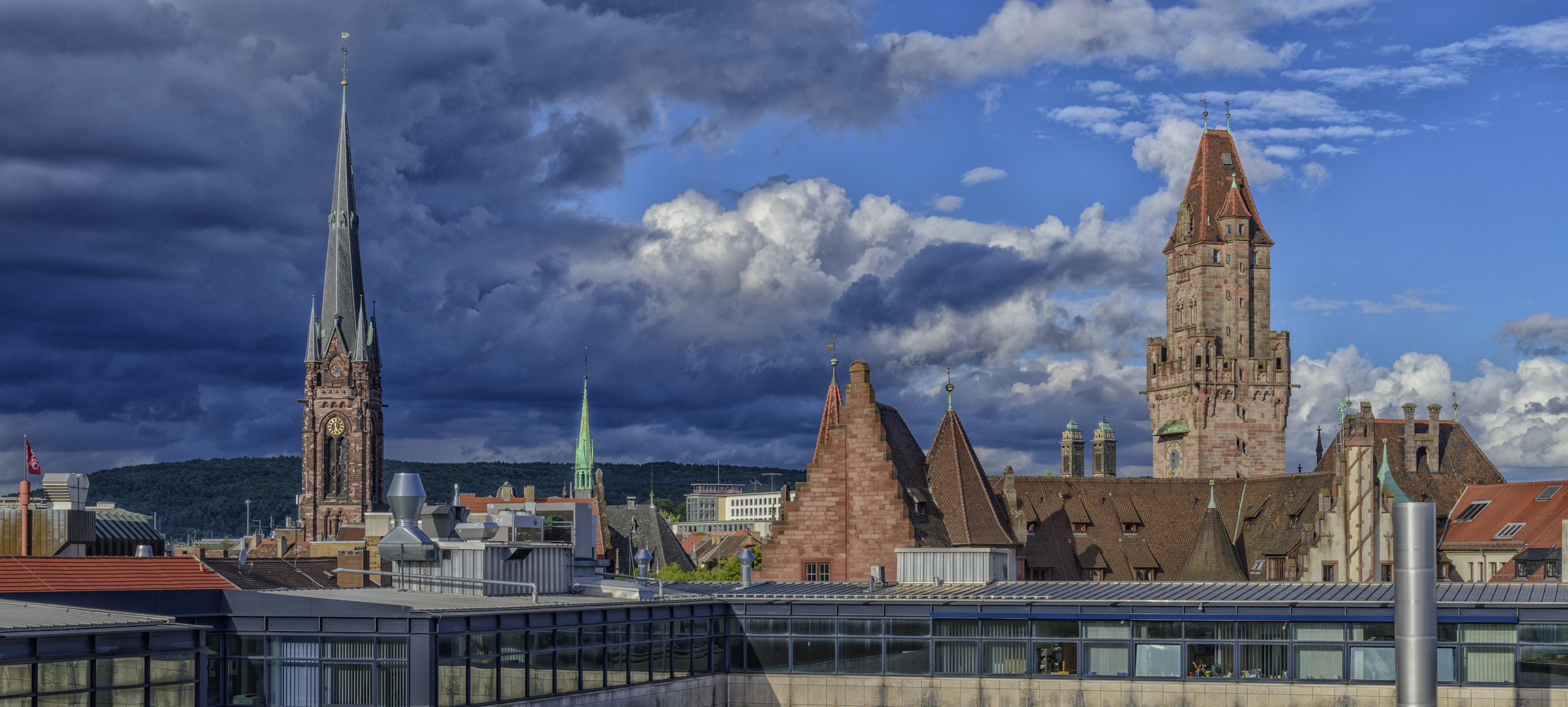 Blauer Himmel und dunkle Wolken...