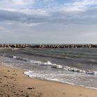 blauer Himmel und graues Meer