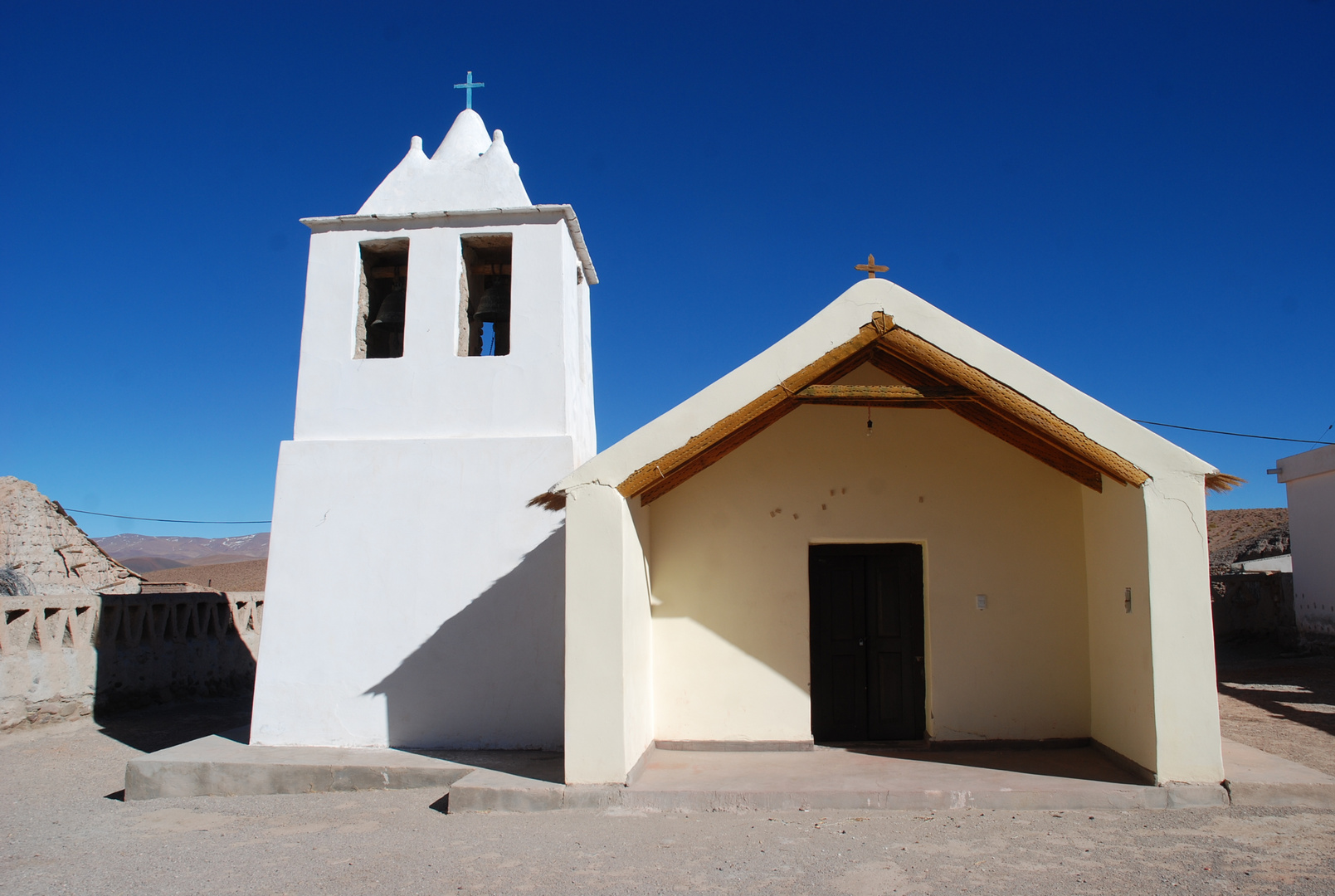 Blauer Himmel und Kirche in Argentinien