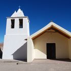 Blauer Himmel und Kirche in Argentinien