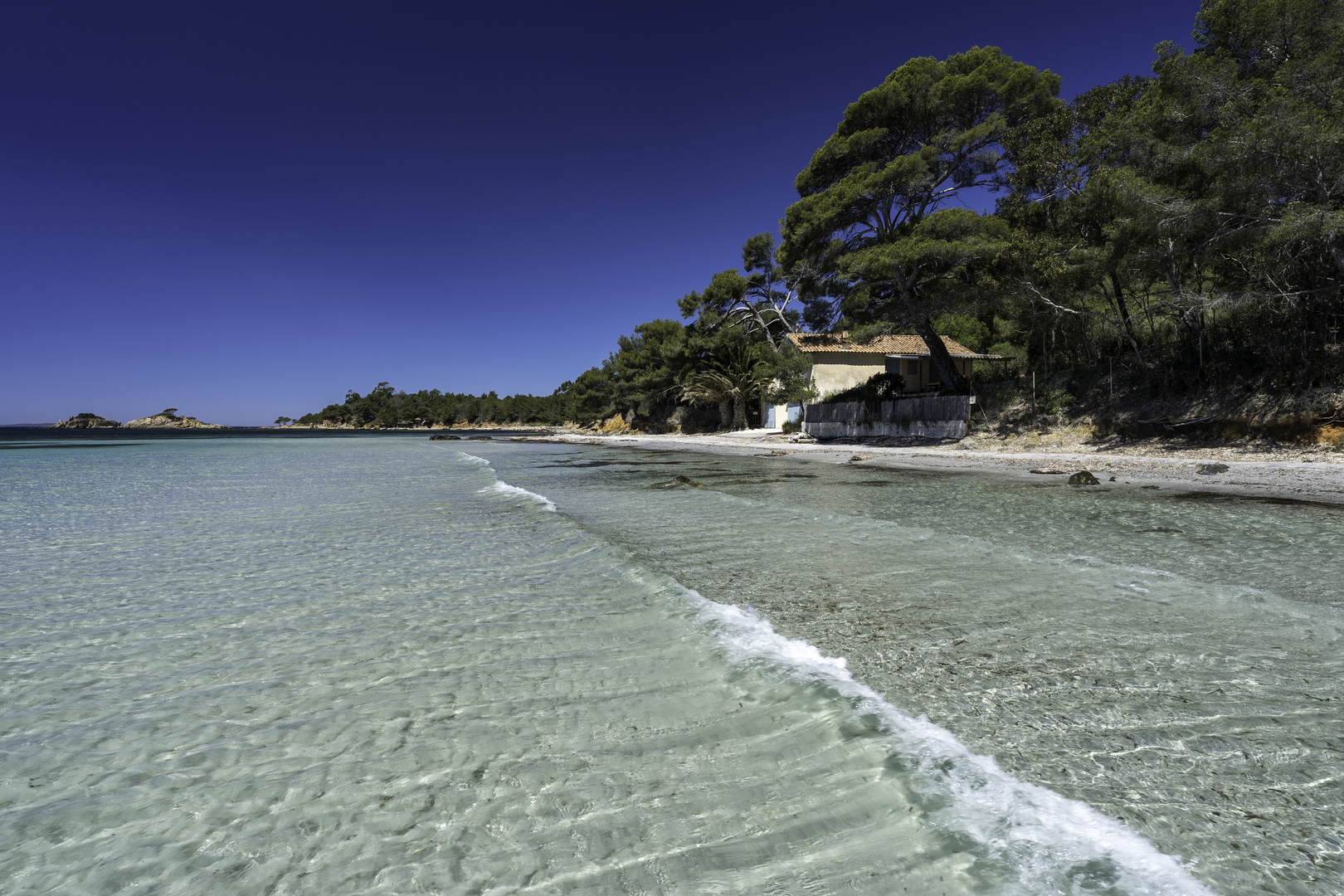 Blauer Himmel und klares Wasser