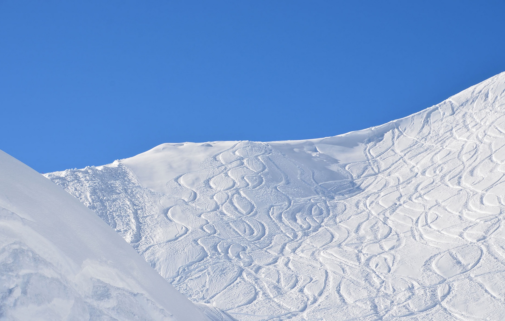 Blauer Himmel und Pulverschnee