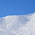 Blauer Himmel und Pulverschnee