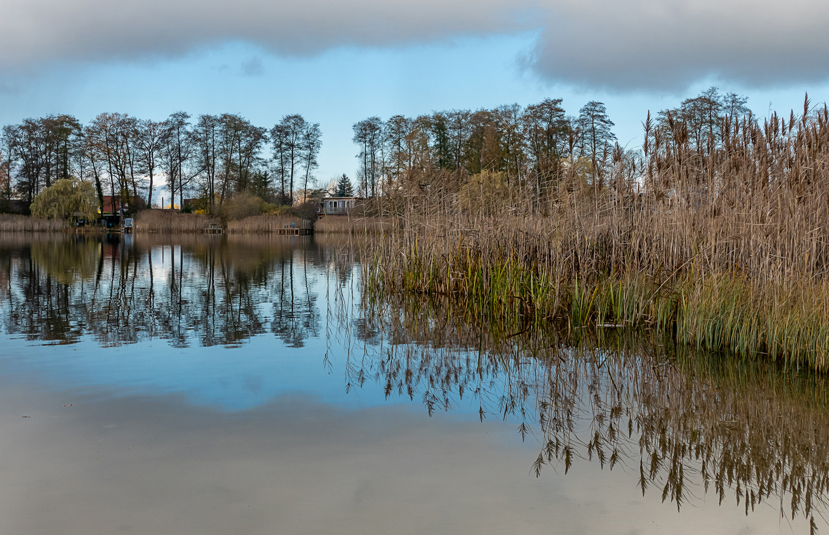 Blauer Himmel und Regenwolken