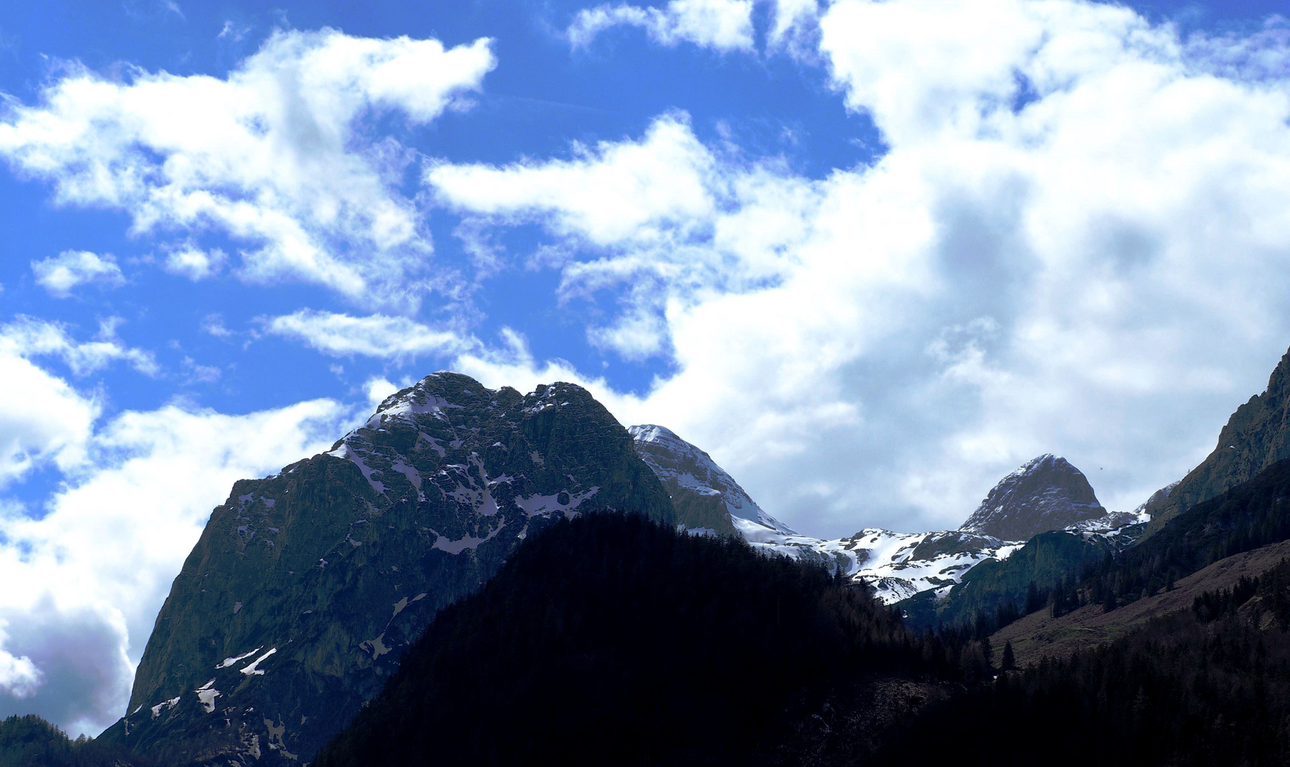 Blauer Himmel und weiße Wolken über der Reiteralpe