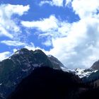 Blauer Himmel und weiße Wolken über der Reiteralpe