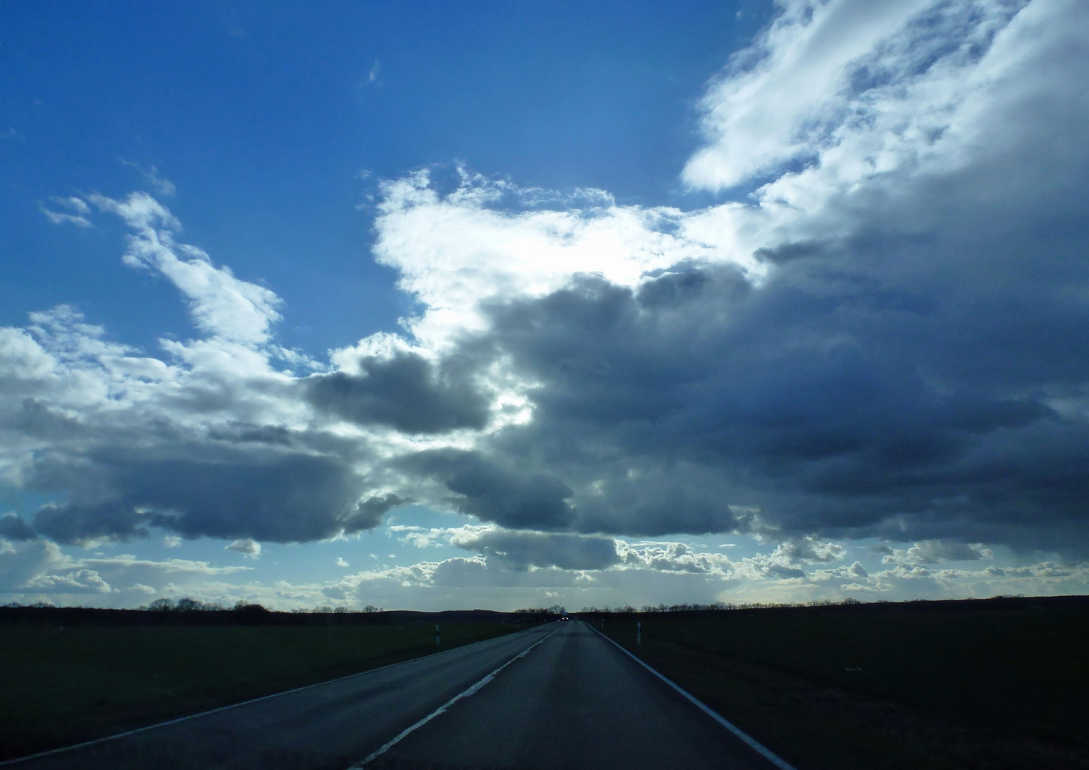 Blauer Himmel und Wolken