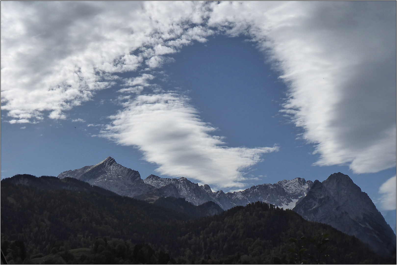 Blauer Himmel und Wolken ...