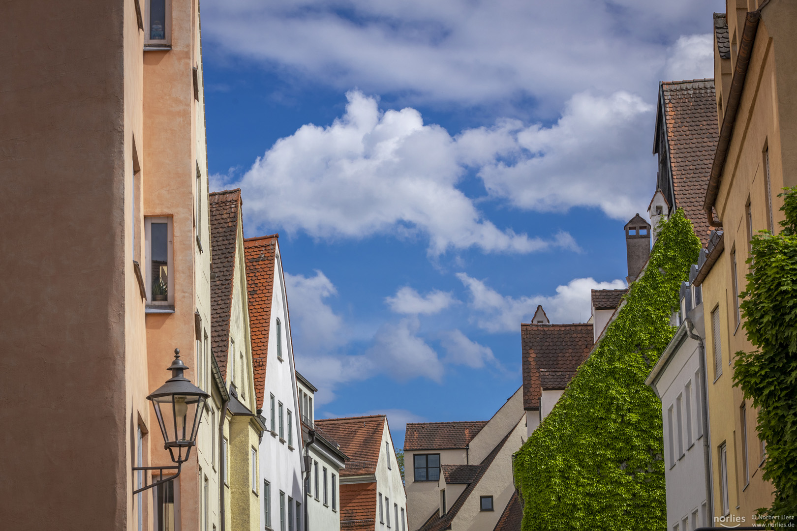 Blauer Himmel und Wolken