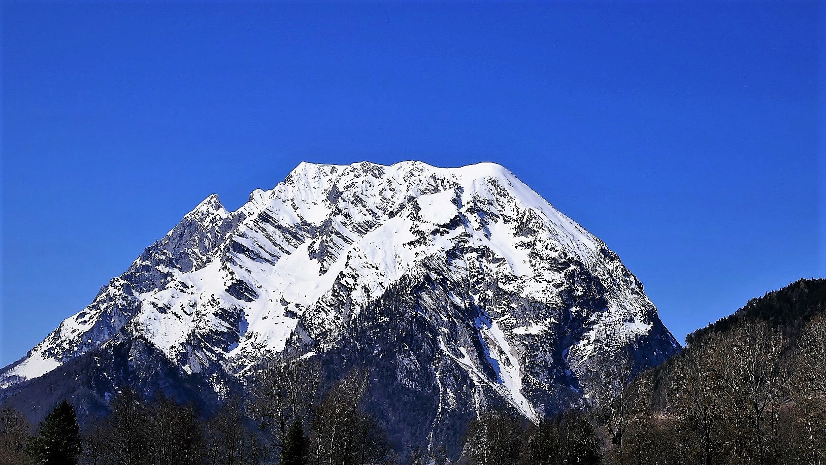 Blauer Himmel, weiße Berge