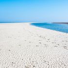 Blauer Himmel, weißer Strand