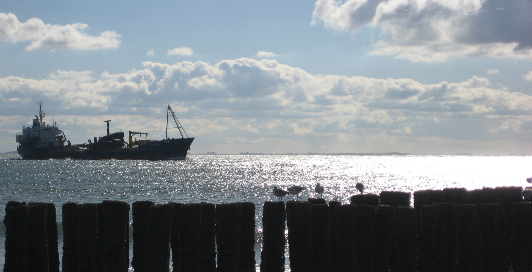 Blauer Himmel, Wolken, Meer, Schiff, Poller, Möven, Gegenlicht...