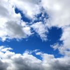 Blauer Himmelsstern am Regenhimmel